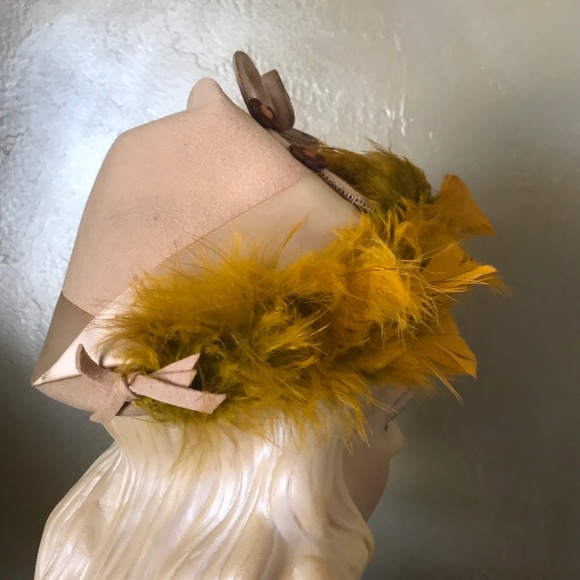 CHIC 1940s\' BEIGE FELT HAT - CONICAL CROWN, WIRED CURLY BANDS & GOLD FEATHERS main image 9